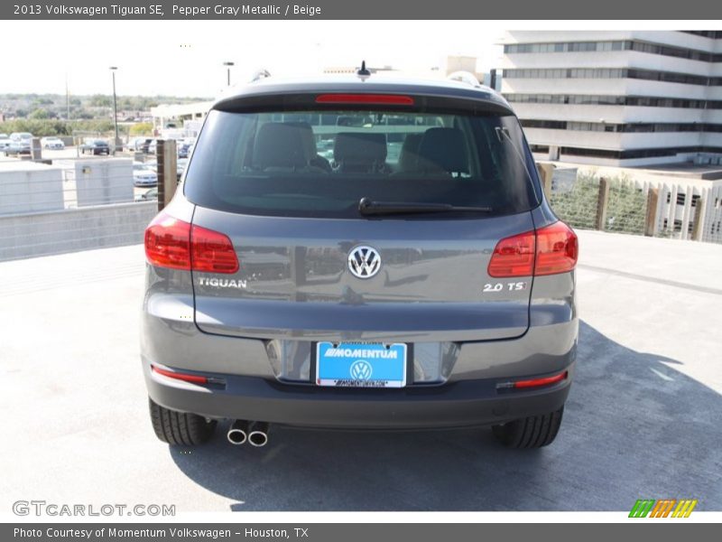 Pepper Gray Metallic / Beige 2013 Volkswagen Tiguan SE