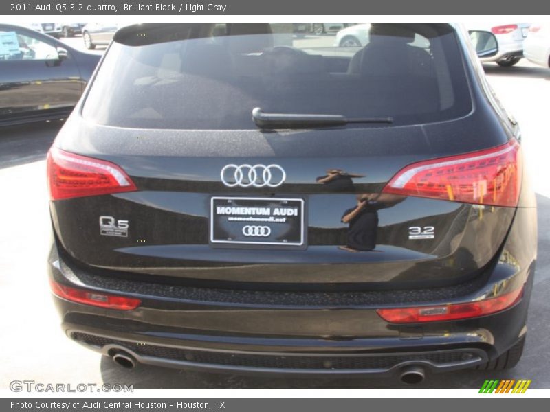 Brilliant Black / Light Gray 2011 Audi Q5 3.2 quattro