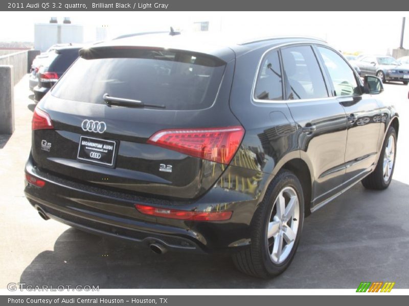 Brilliant Black / Light Gray 2011 Audi Q5 3.2 quattro