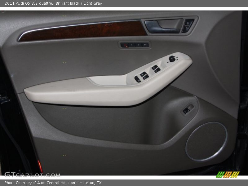 Brilliant Black / Light Gray 2011 Audi Q5 3.2 quattro