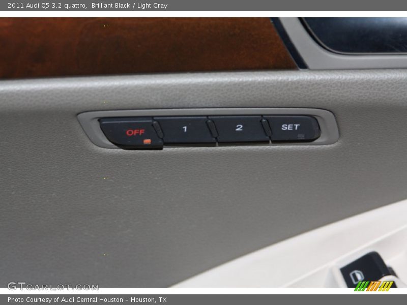 Brilliant Black / Light Gray 2011 Audi Q5 3.2 quattro