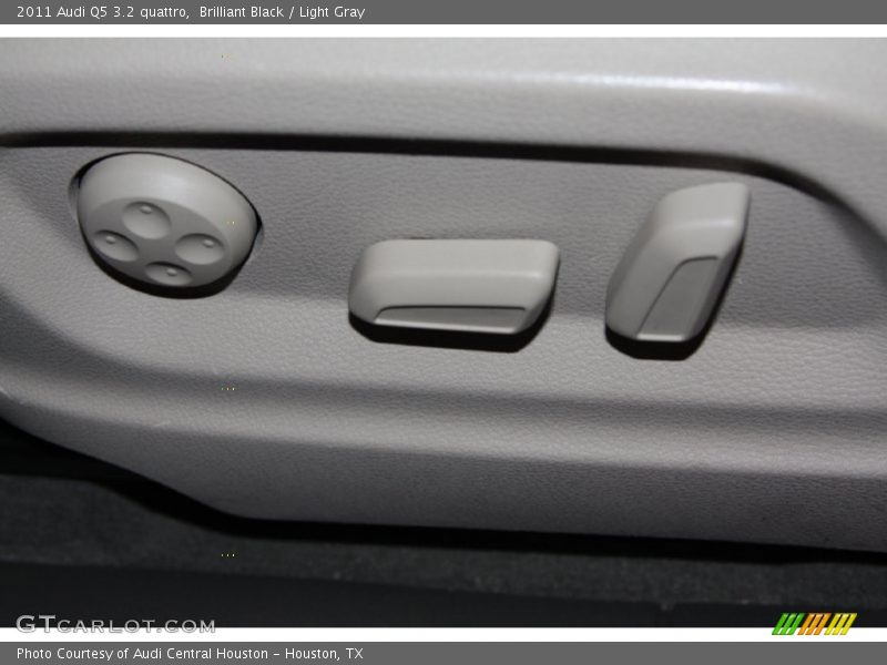 Brilliant Black / Light Gray 2011 Audi Q5 3.2 quattro
