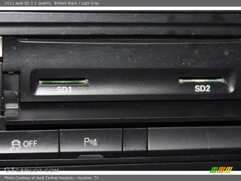 Brilliant Black / Light Gray 2011 Audi Q5 3.2 quattro