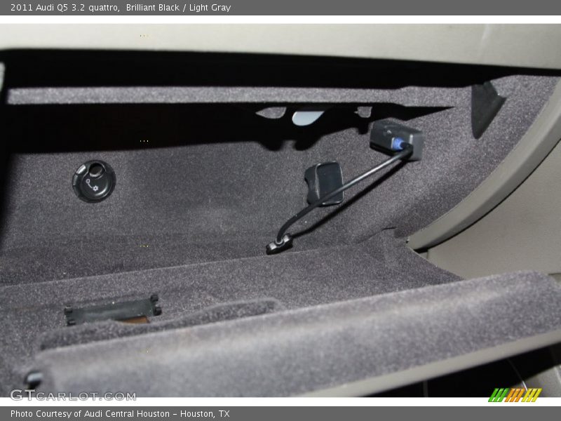 Brilliant Black / Light Gray 2011 Audi Q5 3.2 quattro