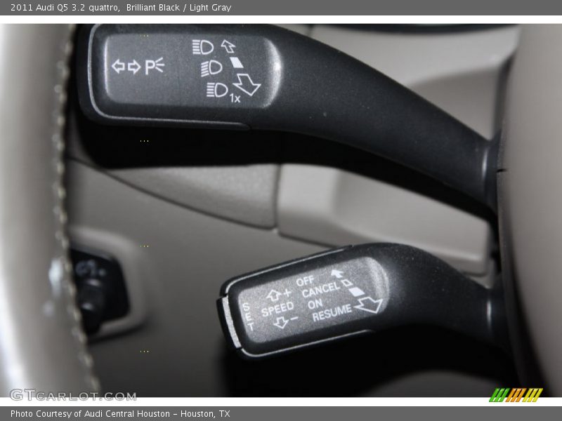 Brilliant Black / Light Gray 2011 Audi Q5 3.2 quattro