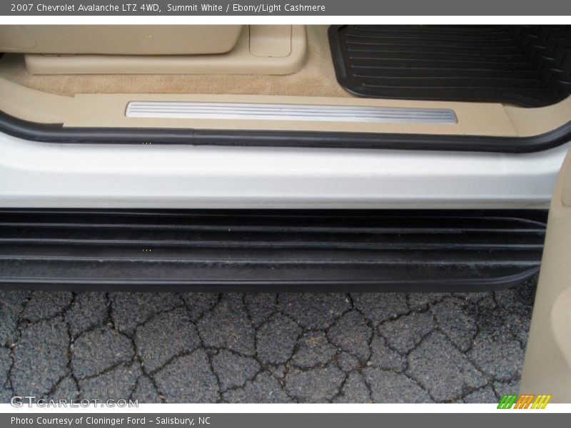 Summit White / Ebony/Light Cashmere 2007 Chevrolet Avalanche LTZ 4WD