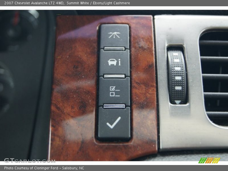 Summit White / Ebony/Light Cashmere 2007 Chevrolet Avalanche LTZ 4WD