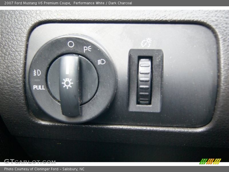 Performance White / Dark Charcoal 2007 Ford Mustang V6 Premium Coupe