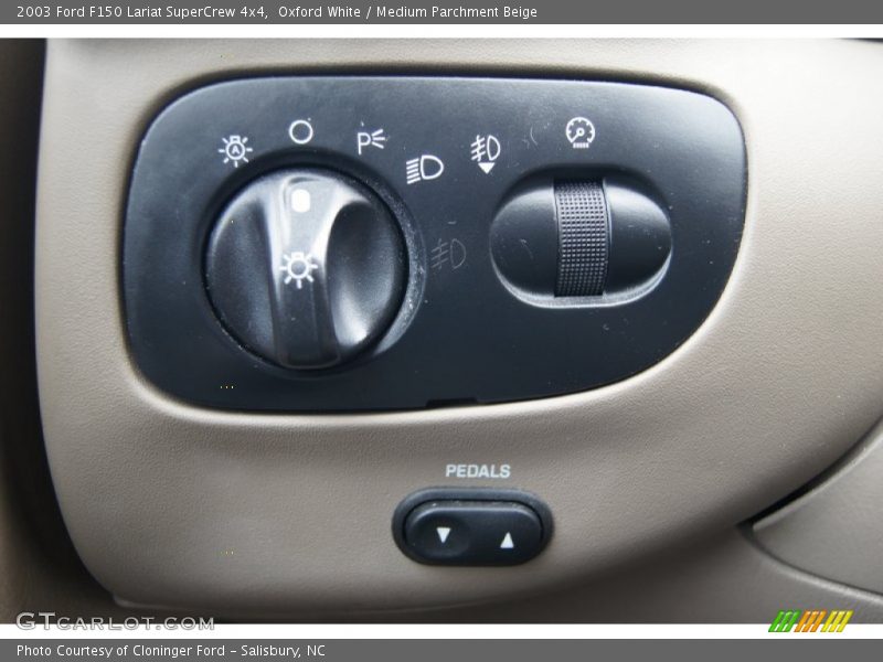 Oxford White / Medium Parchment Beige 2003 Ford F150 Lariat SuperCrew 4x4
