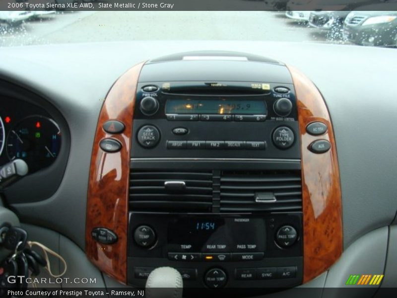 Controls of 2006 Sienna XLE AWD