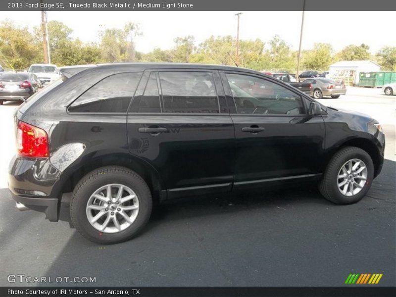 Tuxedo Black Metallic / Medium Light Stone 2013 Ford Edge SE