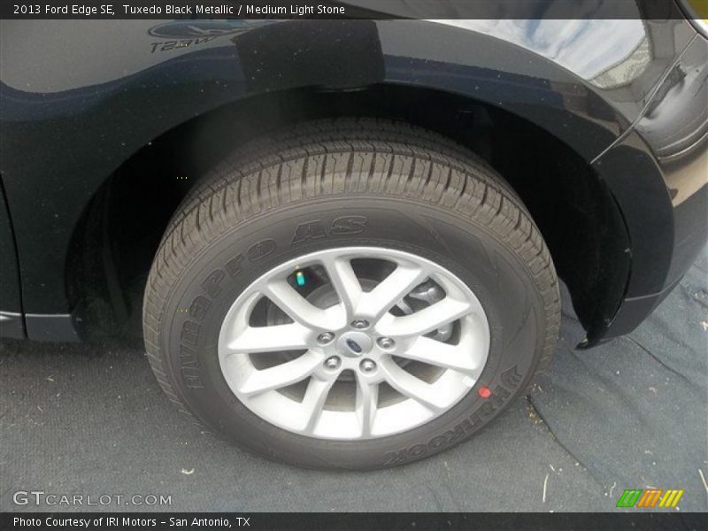 Tuxedo Black Metallic / Medium Light Stone 2013 Ford Edge SE