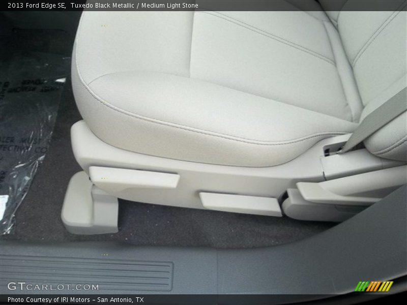 Tuxedo Black Metallic / Medium Light Stone 2013 Ford Edge SE