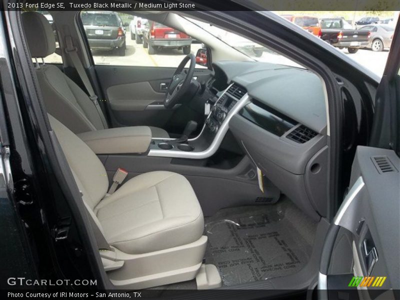 Tuxedo Black Metallic / Medium Light Stone 2013 Ford Edge SE