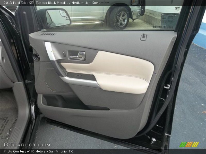 Tuxedo Black Metallic / Medium Light Stone 2013 Ford Edge SE