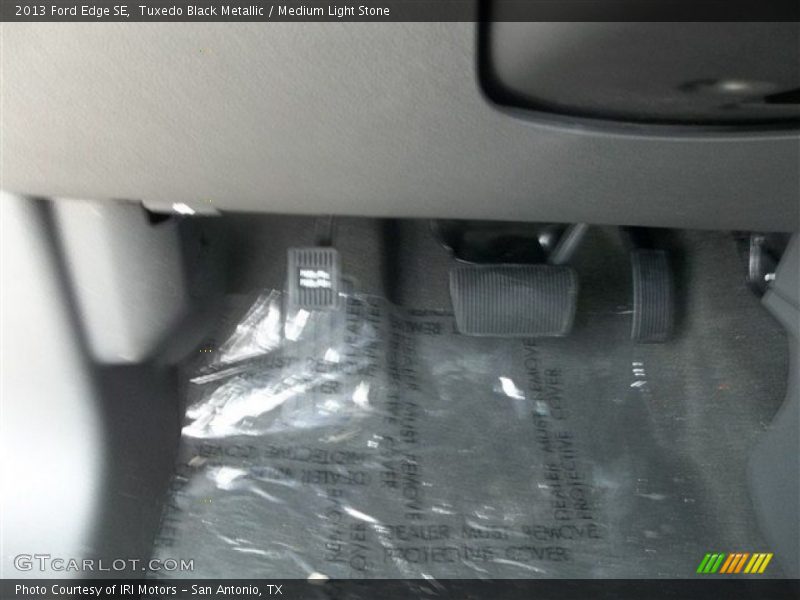 Tuxedo Black Metallic / Medium Light Stone 2013 Ford Edge SE