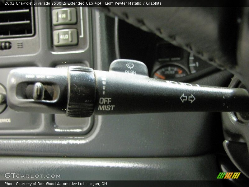 Controls of 2002 Silverado 2500 LS Extended Cab 4x4
