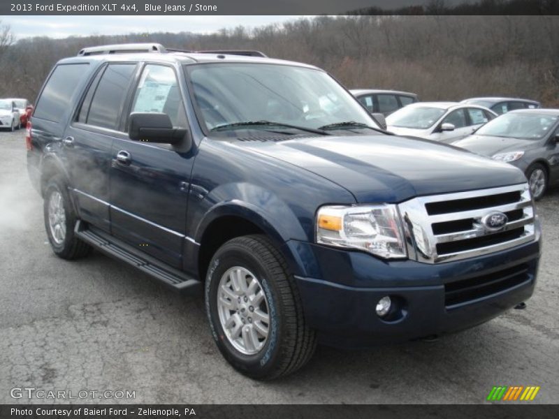 Front 3/4 View of 2013 Expedition XLT 4x4