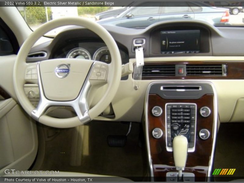 Dashboard of 2012 S80 3.2