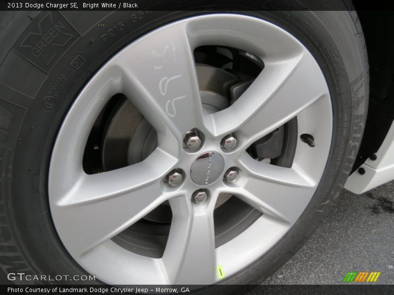 Bright White / Black 2013 Dodge Charger SE