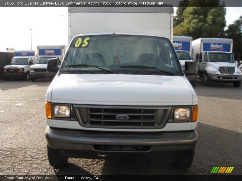 Oxford White / Medium Flint 2005 Ford E Series Cutaway E350 Commercial Moving Truck