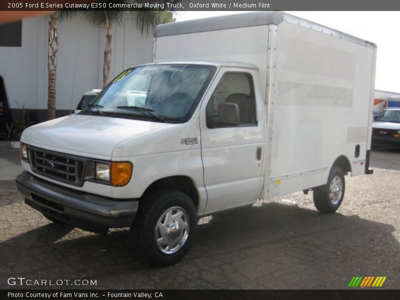 Front 3/4 View of 2005 E Series Cutaway E350 Commercial Moving Truck