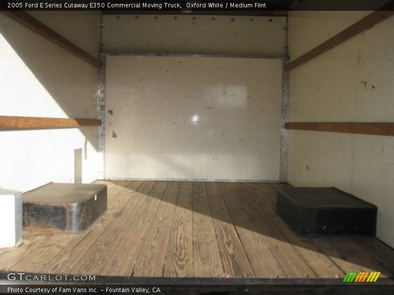 Oxford White / Medium Flint 2005 Ford E Series Cutaway E350 Commercial Moving Truck