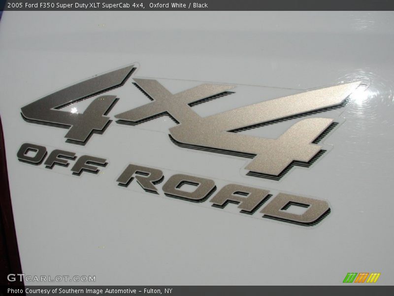 Oxford White / Black 2005 Ford F350 Super Duty XLT SuperCab 4x4