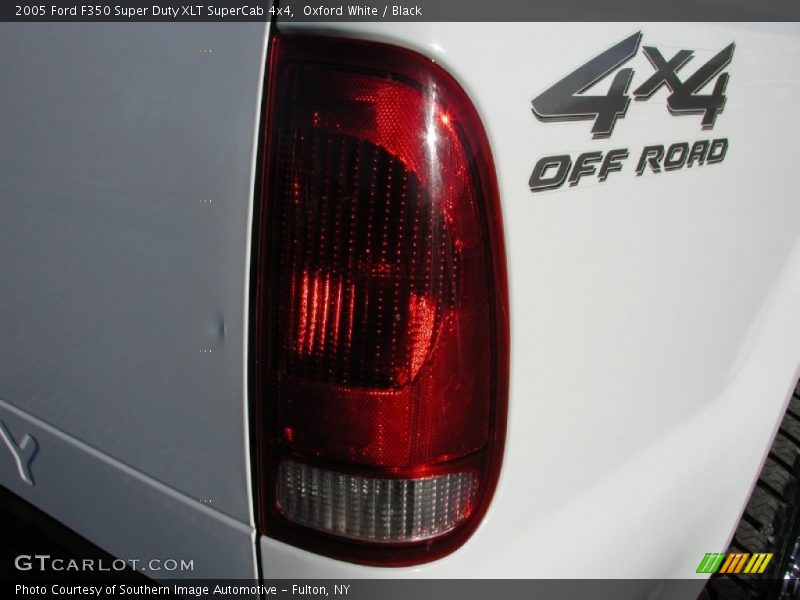 Oxford White / Black 2005 Ford F350 Super Duty XLT SuperCab 4x4