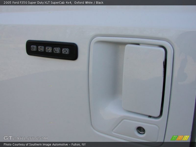 Oxford White / Black 2005 Ford F350 Super Duty XLT SuperCab 4x4