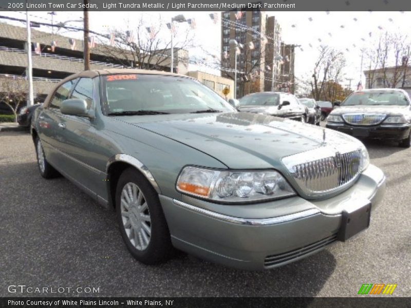 Light Tundra Metallic / Light Parchment/Medium Dark Parchment 2005 Lincoln Town Car Sedan