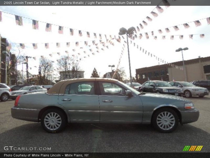 Light Tundra Metallic / Light Parchment/Medium Dark Parchment 2005 Lincoln Town Car Sedan