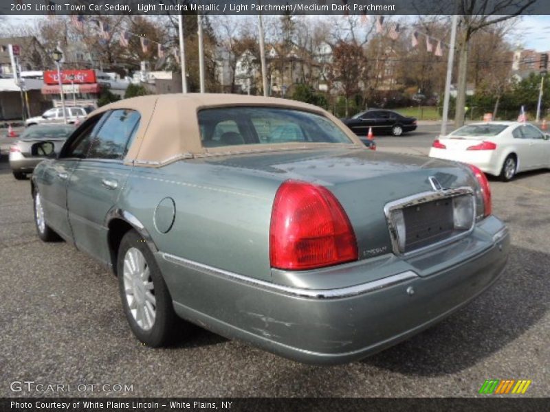 Light Tundra Metallic / Light Parchment/Medium Dark Parchment 2005 Lincoln Town Car Sedan