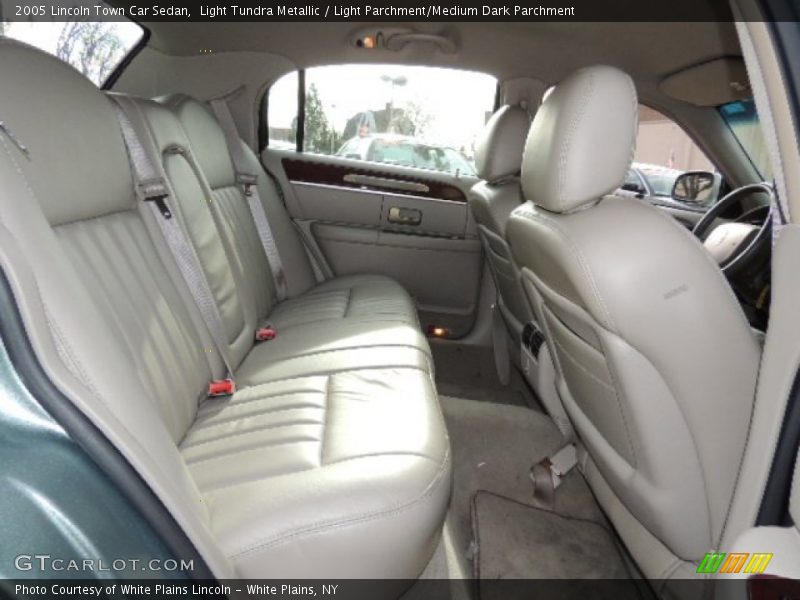 Light Tundra Metallic / Light Parchment/Medium Dark Parchment 2005 Lincoln Town Car Sedan