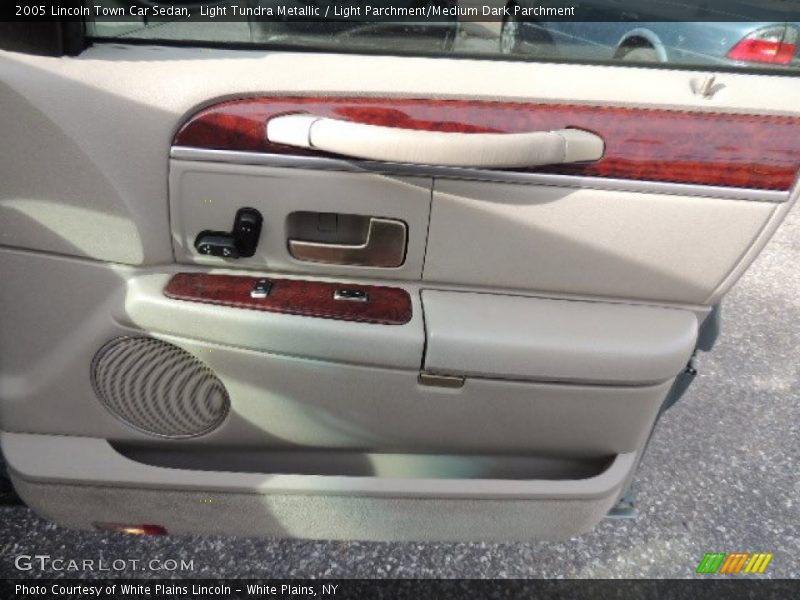 Light Tundra Metallic / Light Parchment/Medium Dark Parchment 2005 Lincoln Town Car Sedan