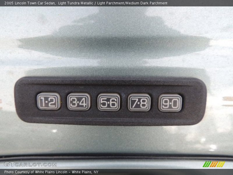 Light Tundra Metallic / Light Parchment/Medium Dark Parchment 2005 Lincoln Town Car Sedan