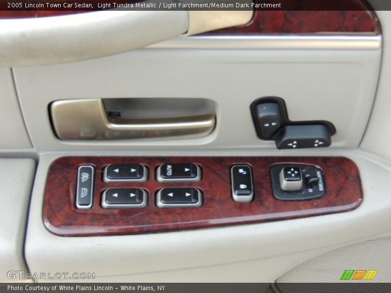 Light Tundra Metallic / Light Parchment/Medium Dark Parchment 2005 Lincoln Town Car Sedan
