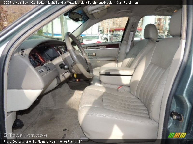 Light Tundra Metallic / Light Parchment/Medium Dark Parchment 2005 Lincoln Town Car Sedan