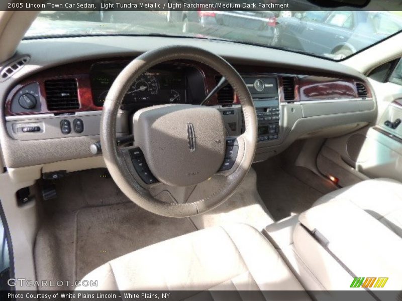 Light Tundra Metallic / Light Parchment/Medium Dark Parchment 2005 Lincoln Town Car Sedan