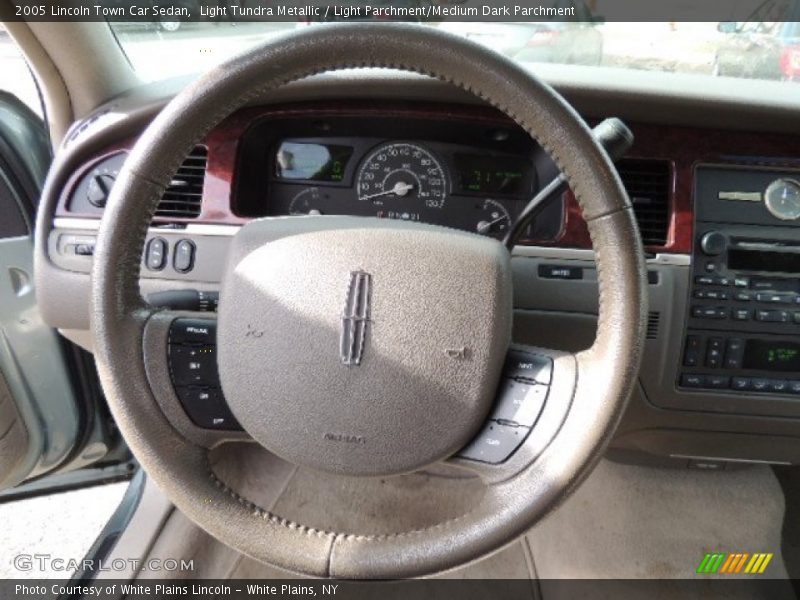 Light Tundra Metallic / Light Parchment/Medium Dark Parchment 2005 Lincoln Town Car Sedan