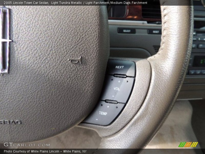 Light Tundra Metallic / Light Parchment/Medium Dark Parchment 2005 Lincoln Town Car Sedan