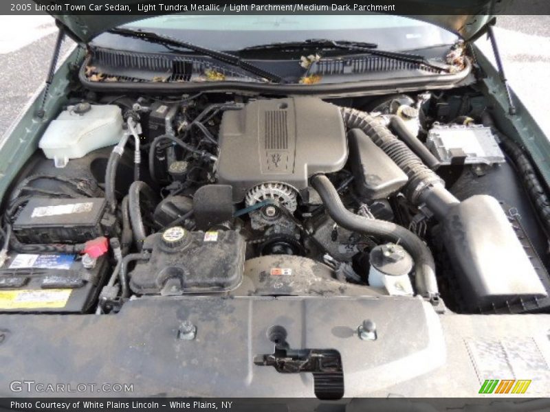 Light Tundra Metallic / Light Parchment/Medium Dark Parchment 2005 Lincoln Town Car Sedan