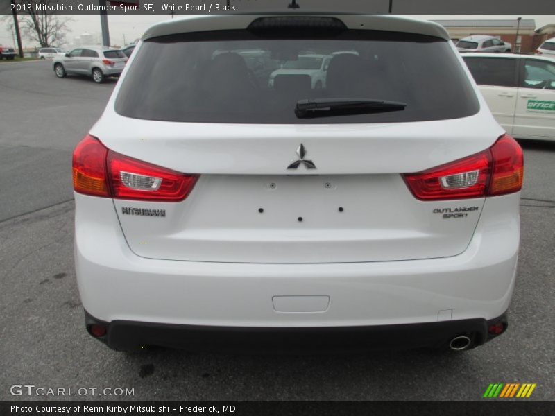 White Pearl / Black 2013 Mitsubishi Outlander Sport SE