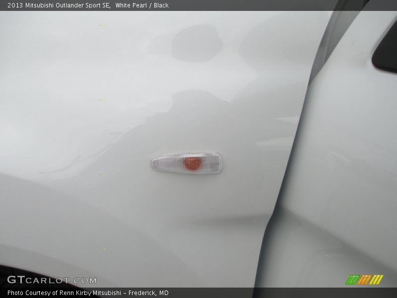 White Pearl / Black 2013 Mitsubishi Outlander Sport SE
