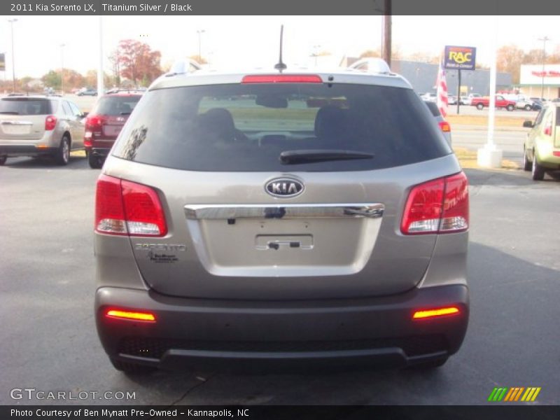 Titanium Silver / Black 2011 Kia Sorento LX