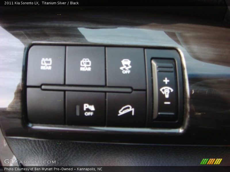 Titanium Silver / Black 2011 Kia Sorento LX