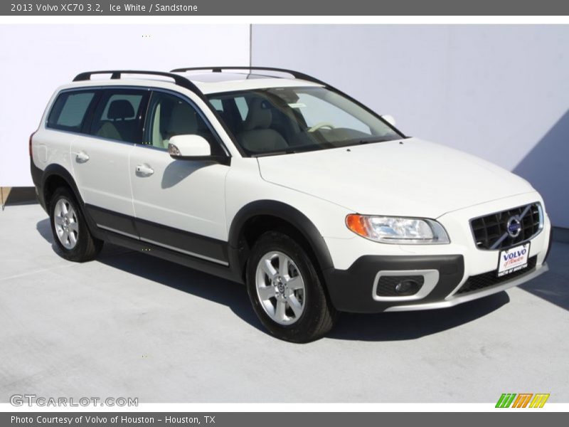 Front 3/4 View of 2013 XC70 3.2