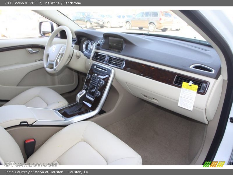 Dashboard of 2013 XC70 3.2