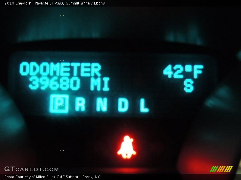 Summit White / Ebony 2010 Chevrolet Traverse LT AWD