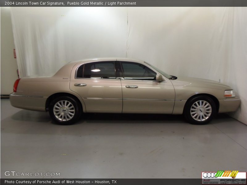 Pueblo Gold Metallic / Light Parchment 2004 Lincoln Town Car Signature